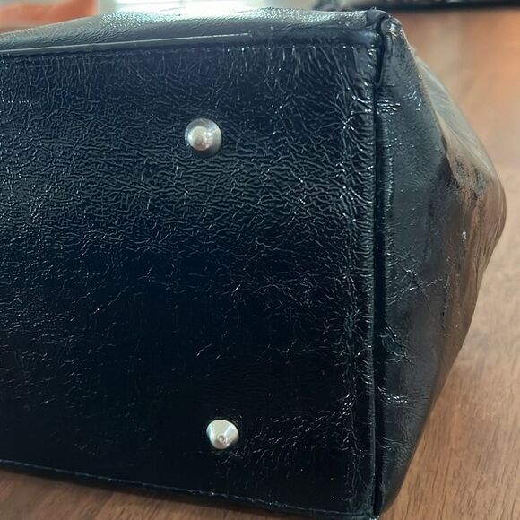 LAURA DI MAGGIO patent crinkled and Shearling hand bag Black color. - Picture 11 of 12